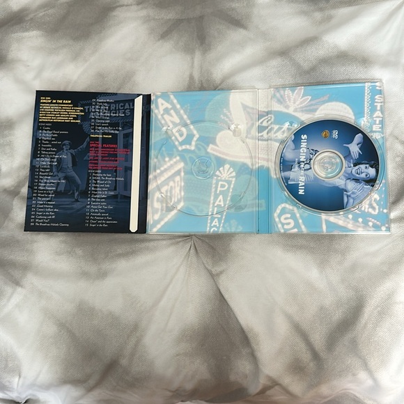 Singin in the rain dvd and cover. DVD #1 is missing. #2 is present. Good cond - Picture 3 of 4